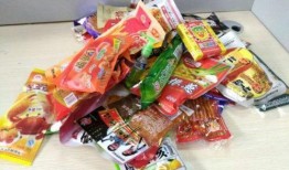 小布娱乐边吃零食边吃瓜,零食瓜果相伴，轻松畅享娱乐时光