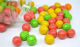 小布娱乐边吃零食边吃瓜,零食瓜果相伴，轻松畅享娱乐时光