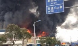 龙湖拆房爆料事件视频播放,冲突升级引发社会关注