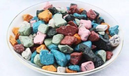 小布娱乐边吃零食边吃瓜,零食瓜果相伴，轻松畅享娱乐时光